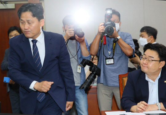 답답하네  더불어민주당 소속 김영진(왼쪽) 위원장이 9일 국회에서 열린 국회 상임위 위원정수에 관한 규칙 개정 특위 전체회의에서 미래통합당 김성원 원내수석부대표와 토론 발언시간을 협의한 뒤 자리로 돌아가고 있다.    연합뉴스